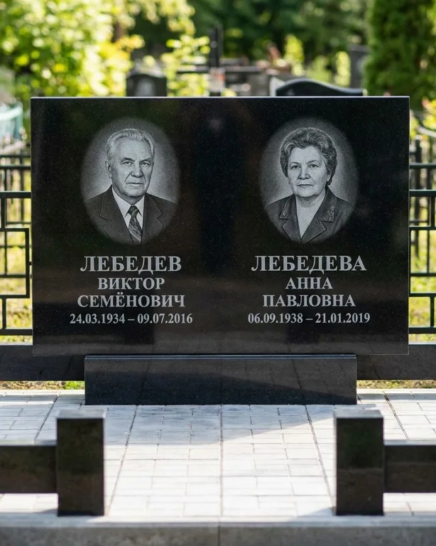 Памятник под ключ из красного гранита в Пензе