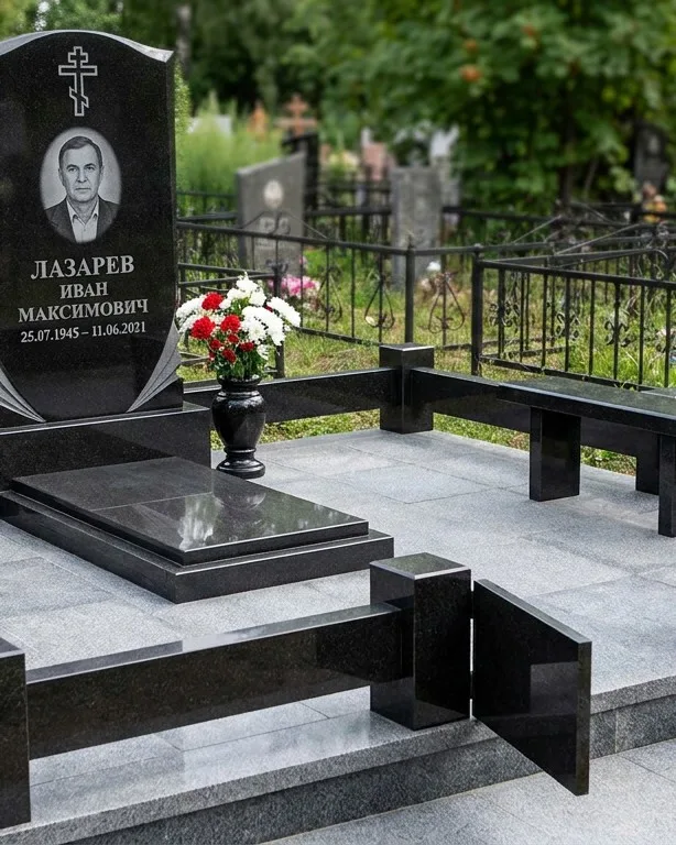 Памятник под ключ зимой с венком в Пензе
