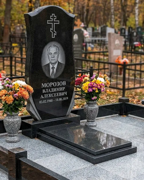 Памятник под ключ со скамьёй и мощением в Пензе