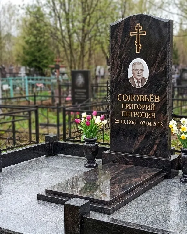 Памятник под ключ с гранитным цоколем и вазой, осень в Пензе