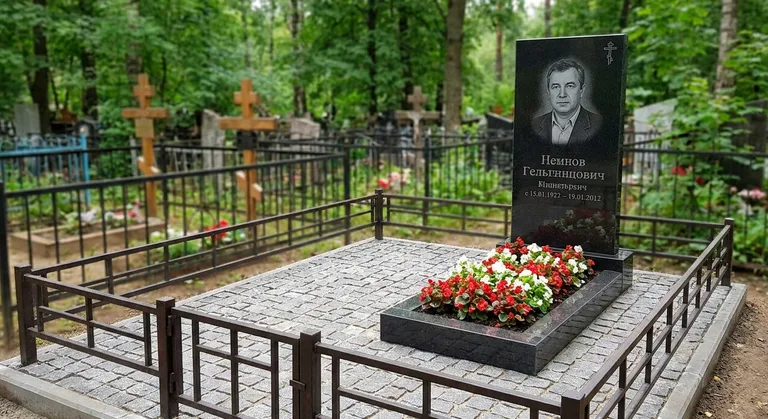 Памятник под ключ с цветником и благоустройством в Пензе