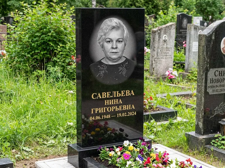 Портрет на памятнике в Пензе — Паспортное фото восстановили и награвировали на чёрной стеле