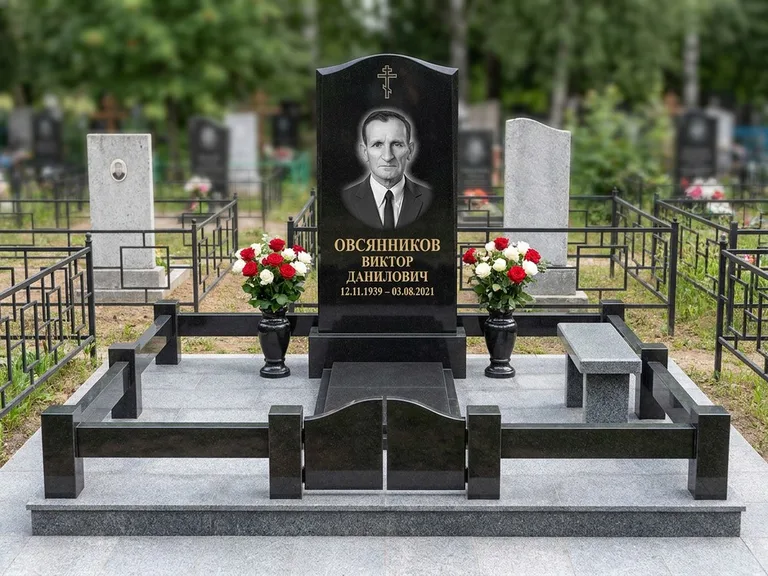 Портрет на памятнике в Пензе — Старый снимок → гравировка на премиум-комплексе с плиткой и оградой