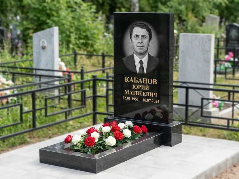 Портрет на памятнике в Пензе — Старый снимок → гравировка на вертикальной стеле