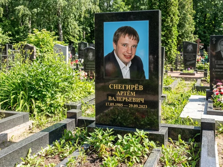 Портрет на памятнике в Пензе — Цветное фото → прямоугольная фотокерамика на чёрном граните