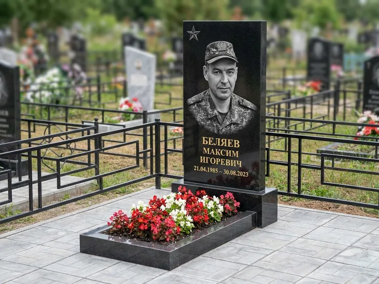 Портрет на памятнике в Пензе — Военное фото → цветная фотокерамика, гравированная звезда