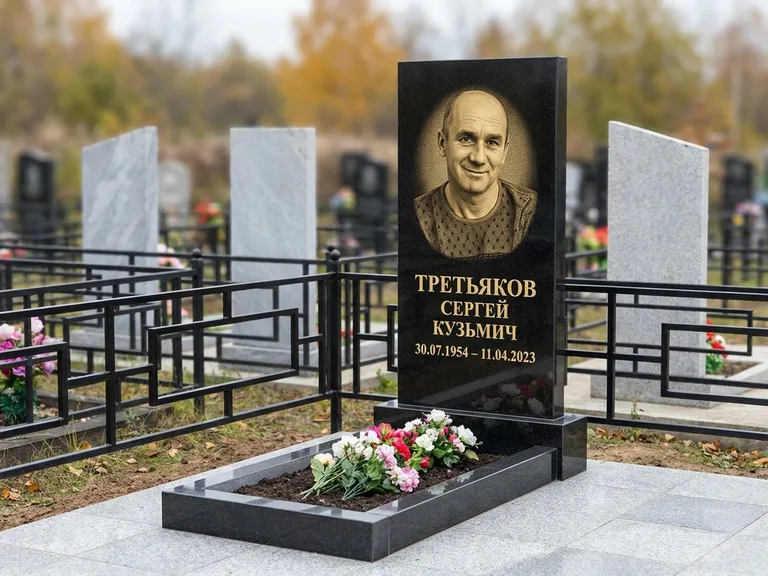 Портрет на памятнике в Пензе — Восстановленный портрет → гравировка на вертикальной стеле