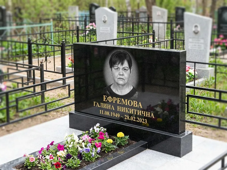 Портрет на памятнике в Пензе — Ч/б портрет → гравировка на горизонтальном памятнике