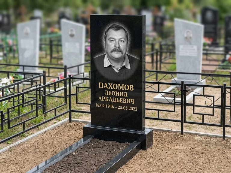 Портрет на памятнике в Пензе — Маленькое фото → гравировка на простом бюджетном памятнике