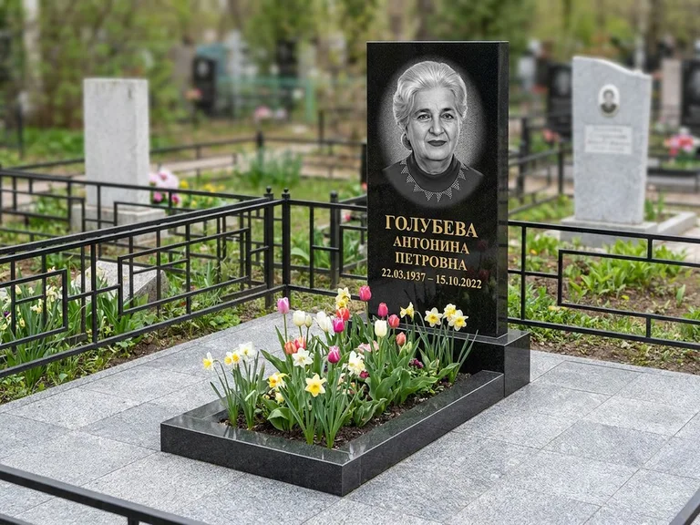 Портрет на памятнике в Пензе — Выцветший скан восстановили и награвировали на стеле