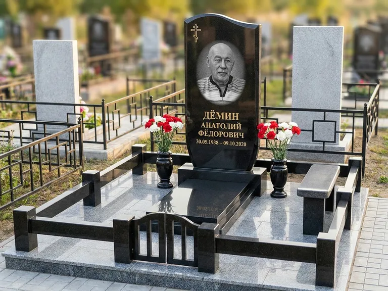 Портрет на памятнике в Пензе — Реставрация → гравировка на премиум-комплексе