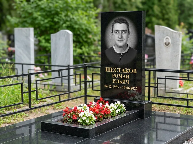 Портрет на памятнике в Пензе — Ч/б портрет → гравировка на стеле