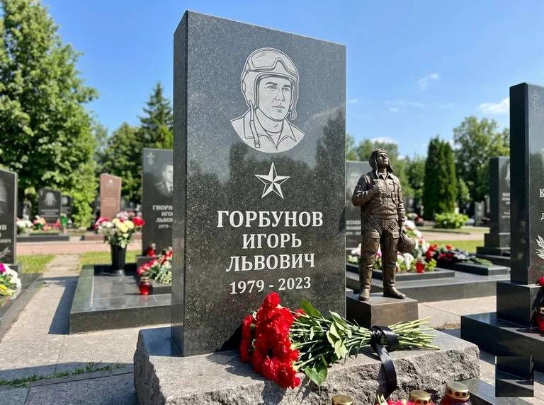 Гранитная фигура лётчика на памятнике военному со звездой в Пензе