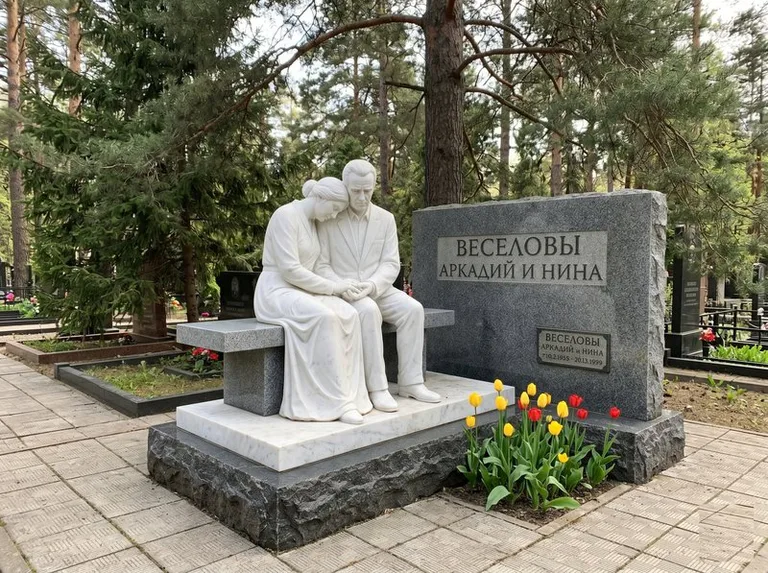 Мраморная скорбящая пара на эксклюзивном мемориале в Пензе