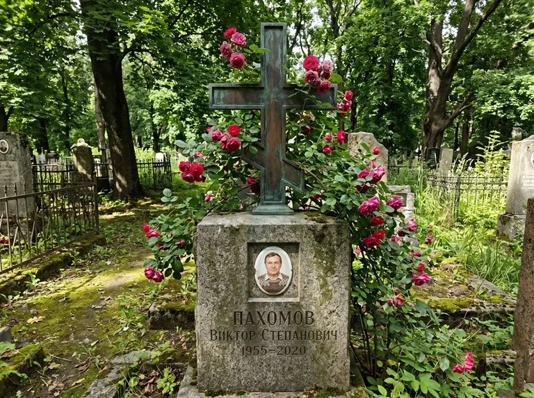 Бронзовый крест с розами на гранитной плите в Пензе