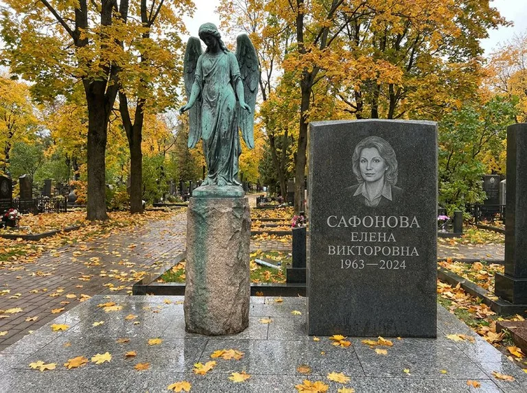 Бронзовый ангел на колонне рядом с памятником в Пензе