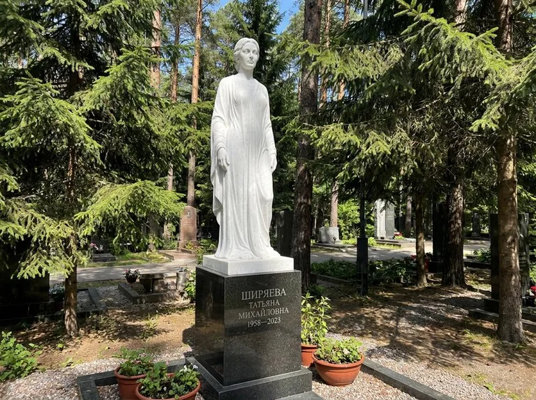 Ростовая женская фигура с портретным сходством на мемориале в Пензе