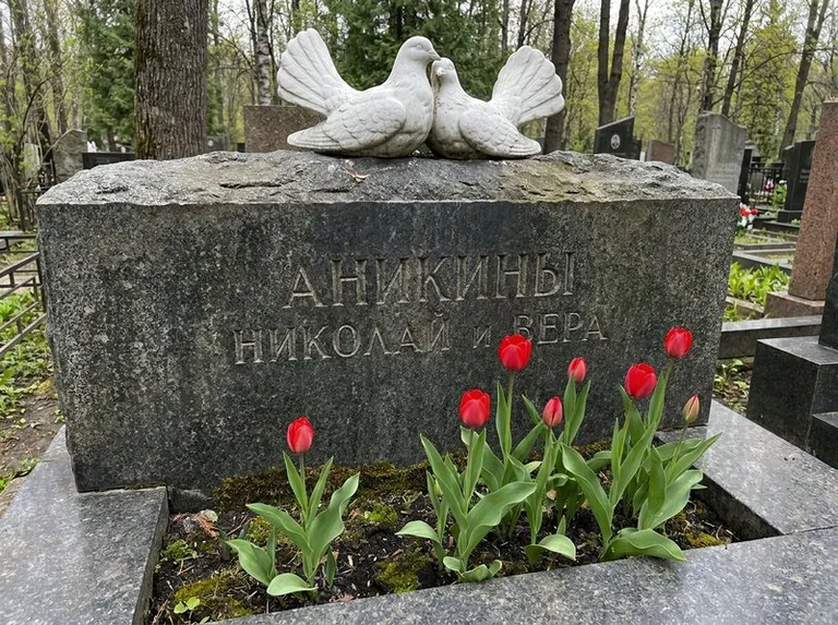 Пара голубей из литьевого мрамора на гранитной плите в Пензе