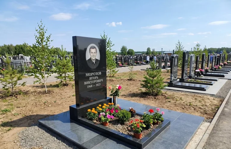 Уборка могилы со скамьёй до и после в Пензе