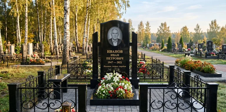 Мемориальный комплекс с цветником и оградой в Пензе