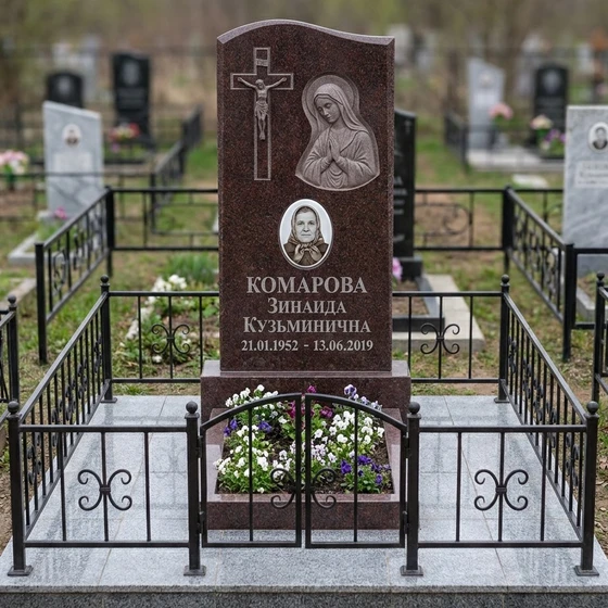 Католический памятник из красного гранита с выразительным крестом
