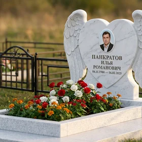Мемориал с сердцем в крыльях из белого мрамора