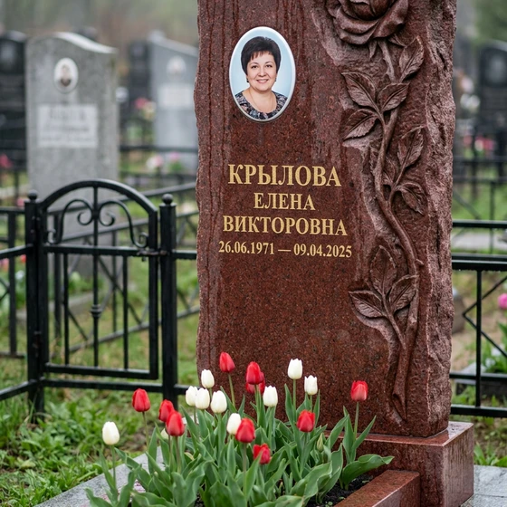 Вертикальная стела с розой из красного лезниковского гранита