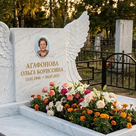 Мемориал с парящими крыльями из белого мрамора