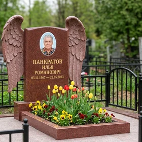 Памятник с парящими крыльями ангела из лезниковского гранита