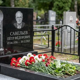 Памятник с горящей свечой из габбро-диабаза с восковыми подтёками