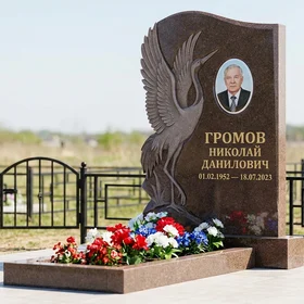 Памятник с журавлем с распахнутыми крыльями из дымовского гранита с портретом