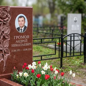 Памятник с розой из красного лезниковского гранита с портретом