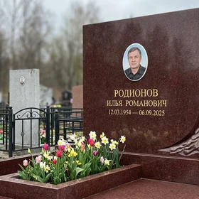 памятник скульптура свеча из красного гранита Лезниковский с портретом