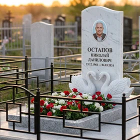 беломраморный памятник с лебедем и портретом