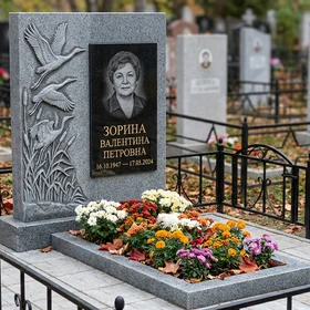 памятник с журавлями из серого гранита Мансуровский с портретом