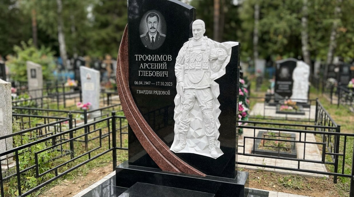 Пример дизайна: Комбинированный памятник Военному с рельефной фигурой и портретом — фото и цена