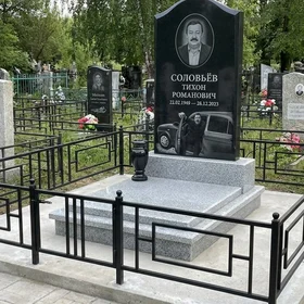 Комбинированный памятник с овальной стелой и гравировкой машины