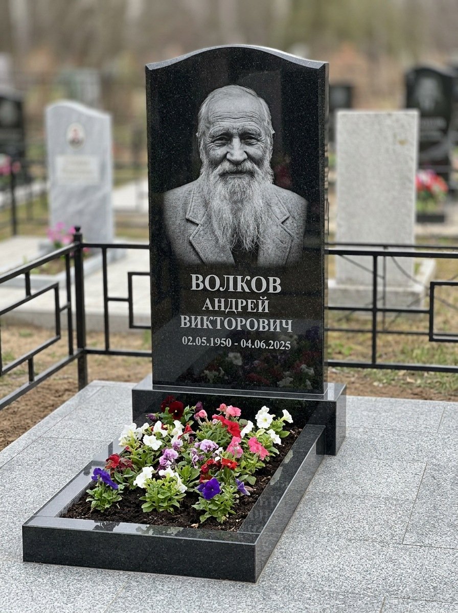 Портрет на памятнике в Пензе — Старый снимок восстановили, портрет по грудь — гравировка